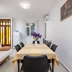 With Parking Space - Labin - 7622 Appartement